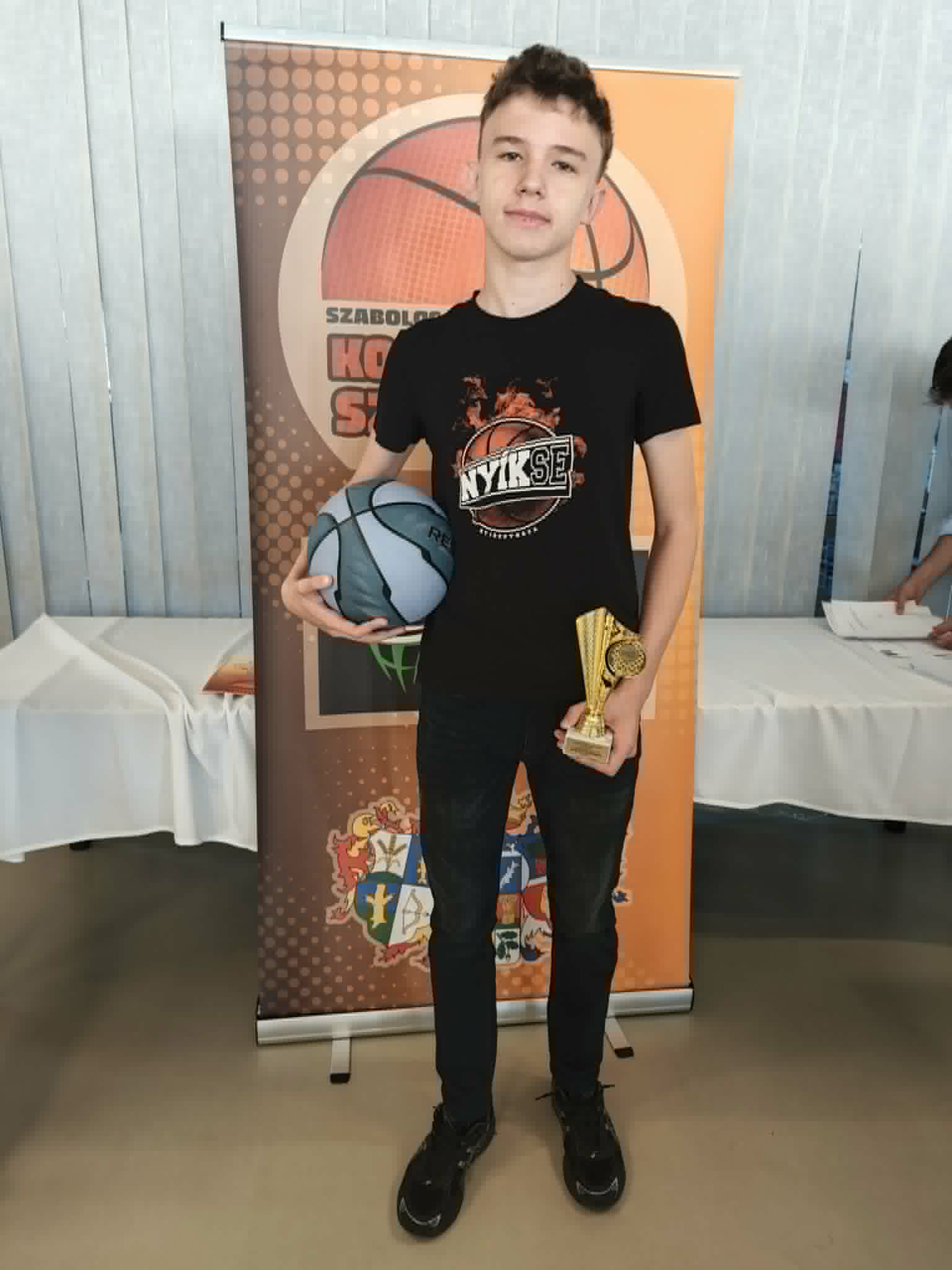 Gribovszky Gergely átveszi Az Év Játékosa díjat