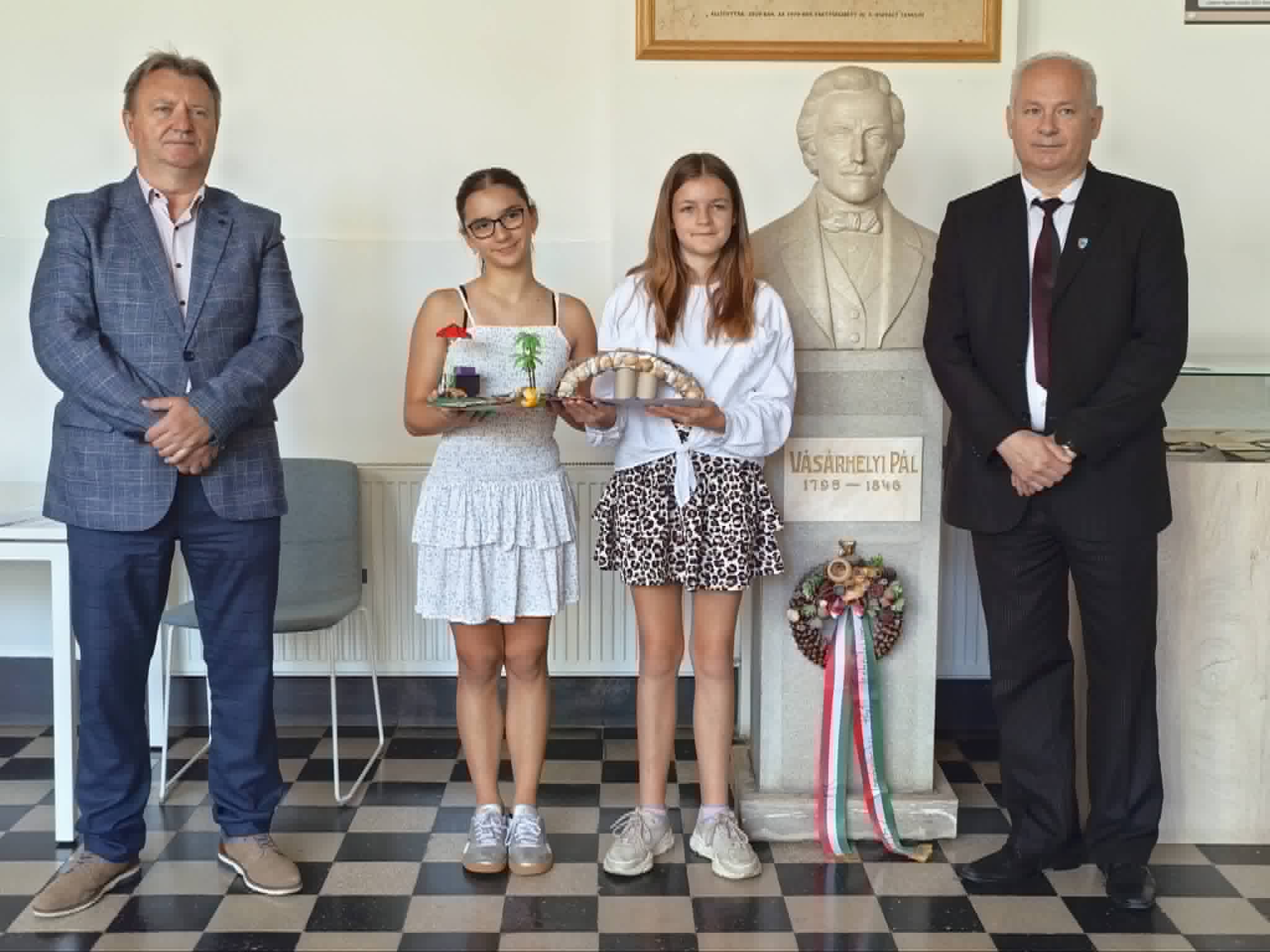 Greksza Szofia és Malakuczi Enikő a makettel