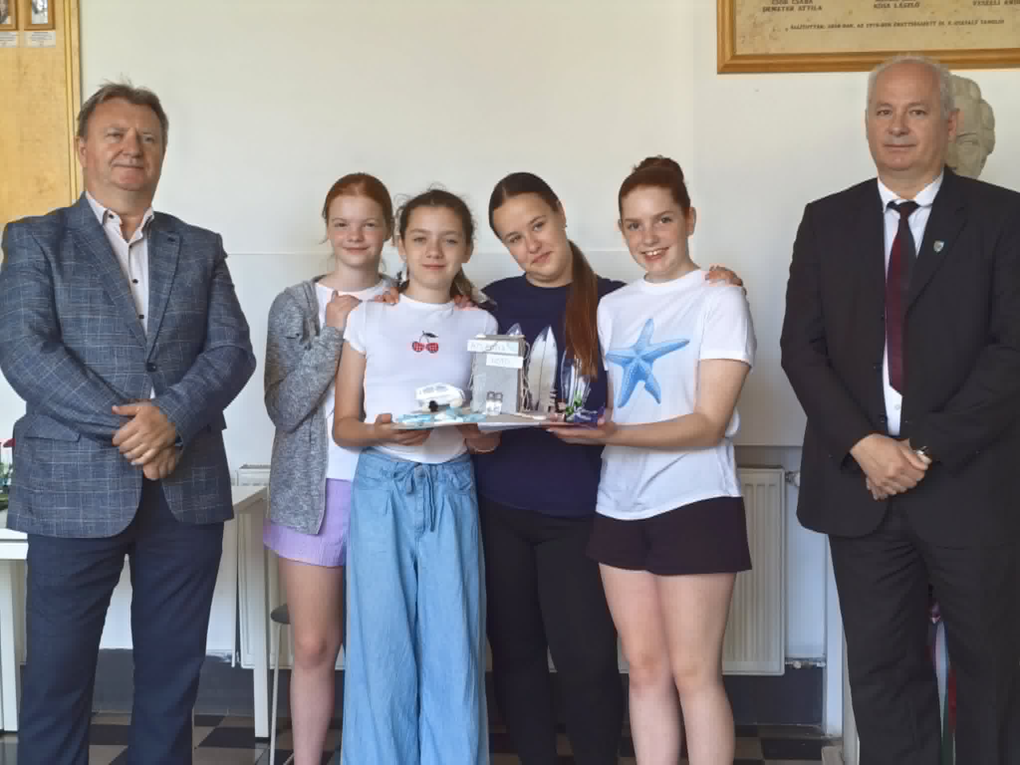 A 6.b osztályos csapat az Atlantis Hotel makettjével