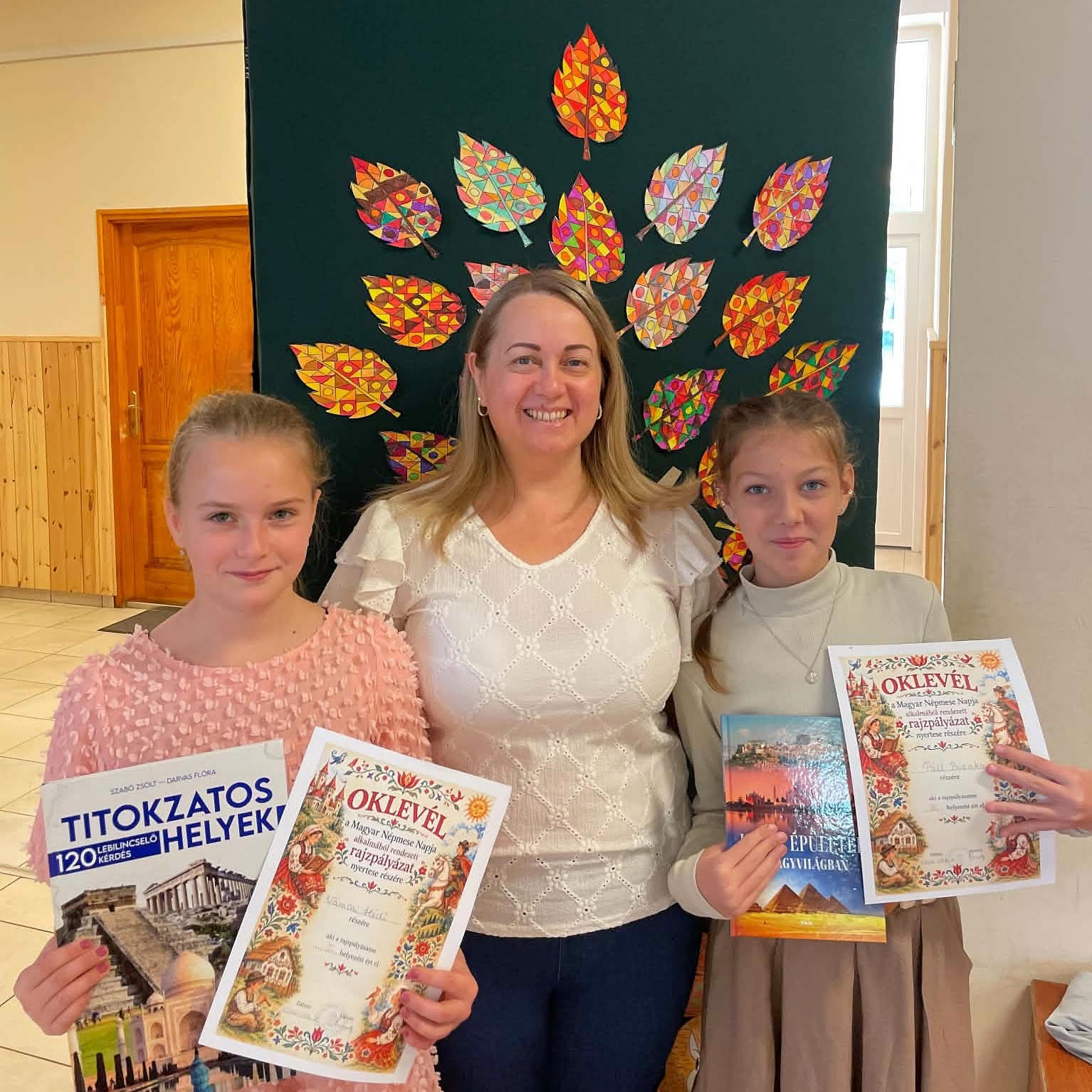 Királyné Guzina Erika a díjazott tanulókkal, Vámosi Hédivel és Páll Biankával