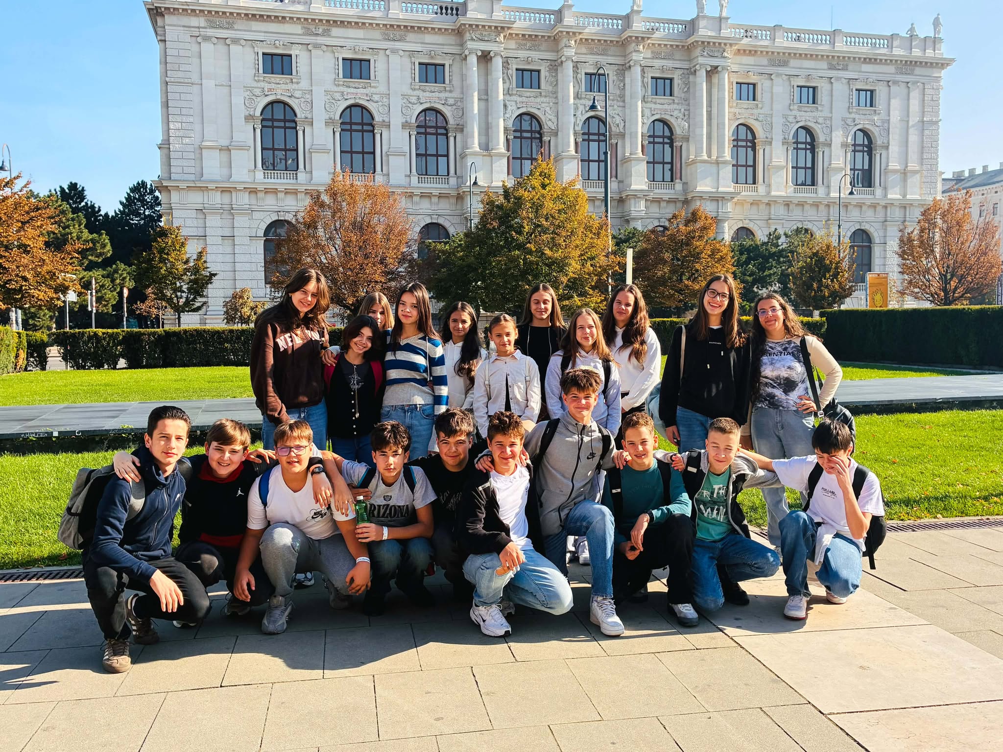 A 7.a osztály a bécsi Mária Terézia téren, a Kunsthistorisches Museum előtt