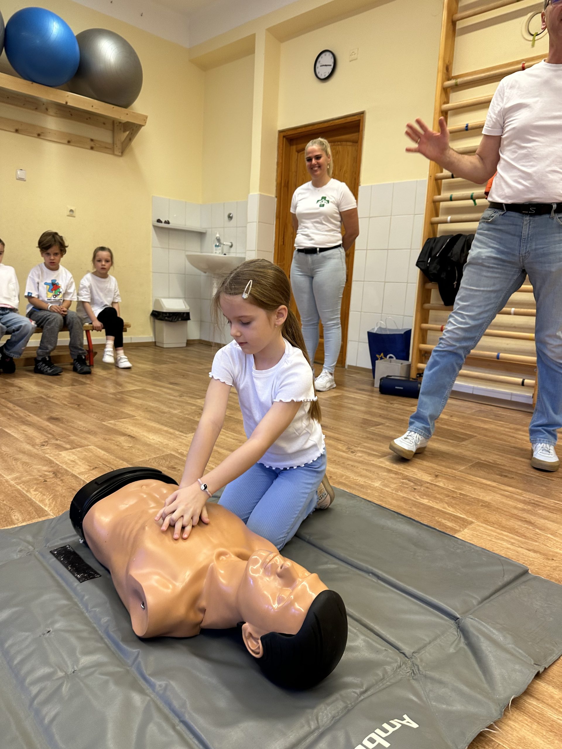 Mentőstiszt bemutatója az 1.b osztályban