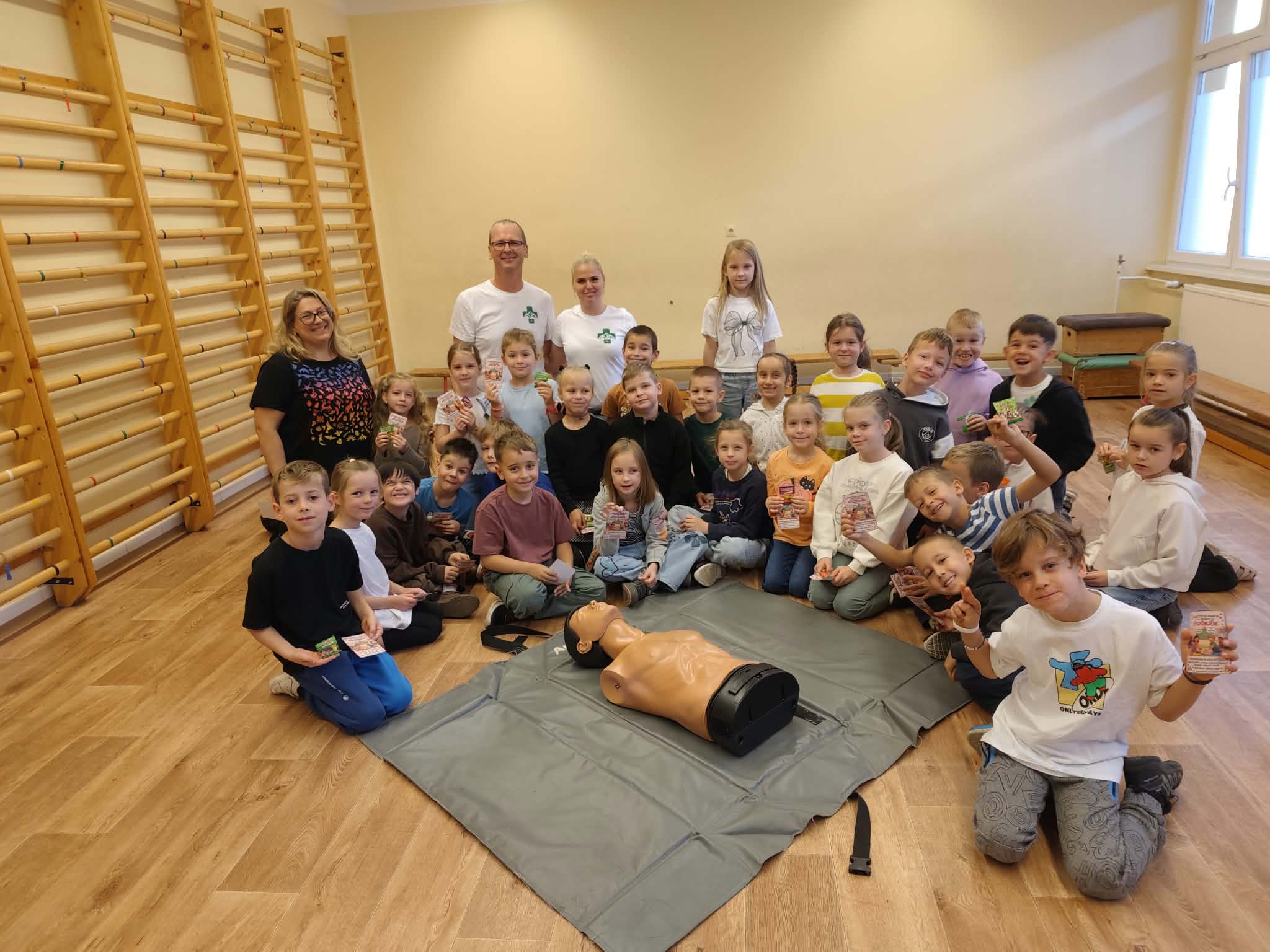 Az 1.b osztály a mentőstiszttel és az újraélesztési gyakorlóbabával